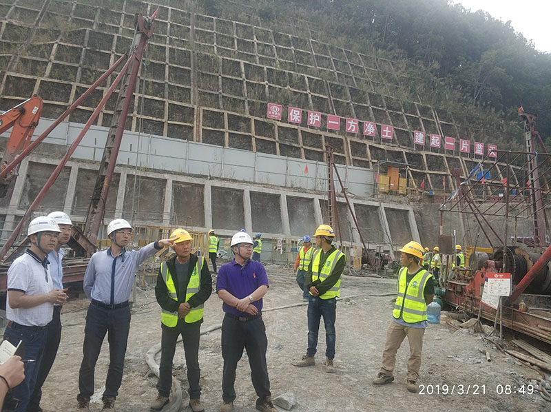 1553650003408629.jpg 謝書記一行檢查6#承臺(tái).jpg