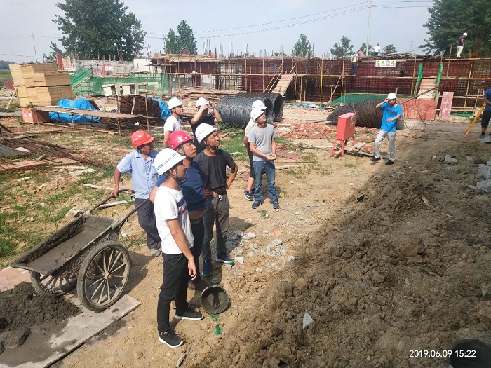 執(zhí)行項目經(jīng)理李恩懷帶隊到張寨鎮(zhèn)污水處理廠檢查指導(dǎo).jpg
