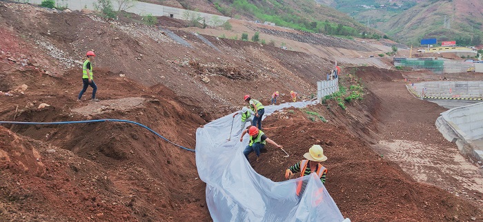 1562727402224109.jpg 項(xiàng)目部人員和現(xiàn)場施工人員共同參與到演練中來.jpg