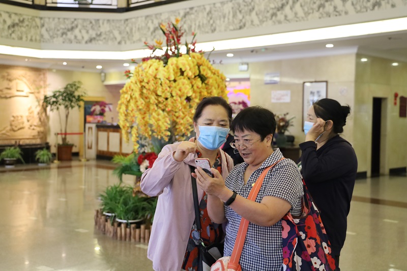 1594616389996062.jpg 好像聊起了美顏相機.JPG