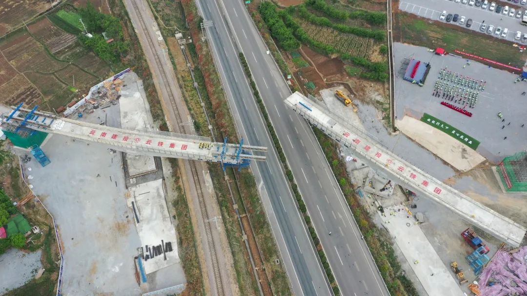 2022-04-18-國內(nèi)首座！祥云財(cái)富工業(yè)園區(qū)鐵路專用線茨坪村特大橋轉(zhuǎn)體成功（21號墩轉(zhuǎn)體中）.jpg
