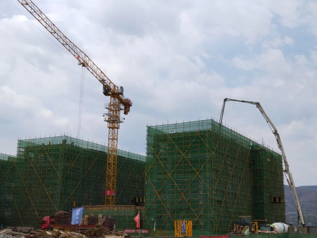 1650594531599180.jpg 2022-04-18-巧家四中項(xiàng)目主體全面封頂.jpg