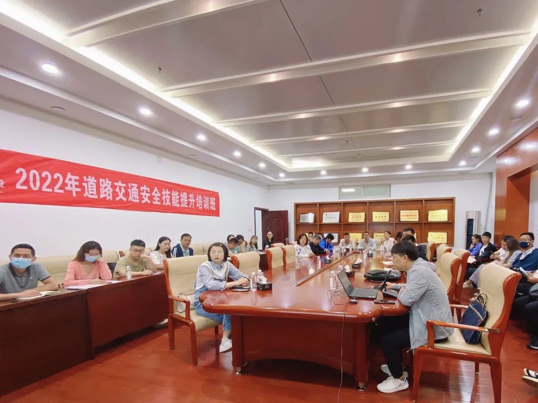 1657596626495803.jpg 云南省鐵路集團(tuán)有限公司開展道路交通安全技能提升四級(jí)培訓(xùn)2.jpg