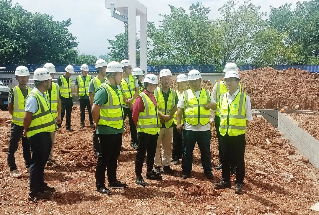 1660548089166705.jpg 張聯(lián)紅帶隊到建水片區(qū)項目開展安全綜合大檢查并開展“夏送清涼”慰問活動2.jpg