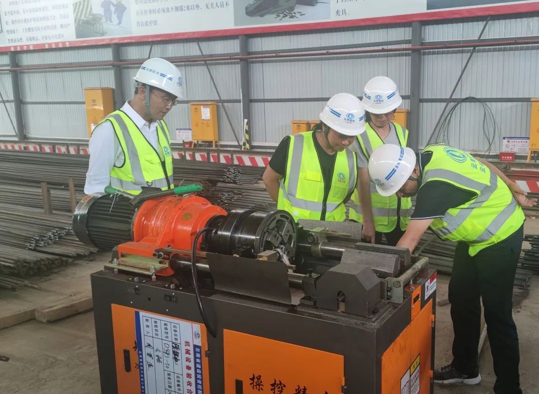 1660612958659624.jpg 張聯(lián)紅帶隊(duì)到那興項(xiàng)目部開展安全綜合大檢查及“夏送清涼”慰問活動1.jpg