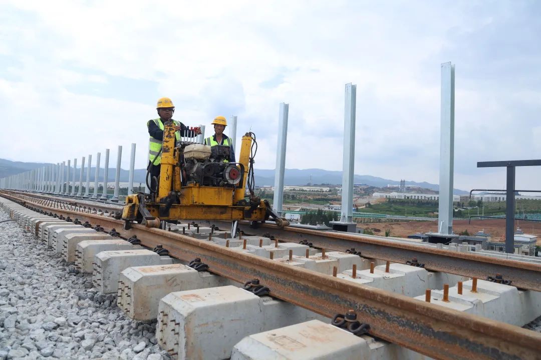 祥云財(cái)富鐵路專用線正線鋪軌完成!3.jpg