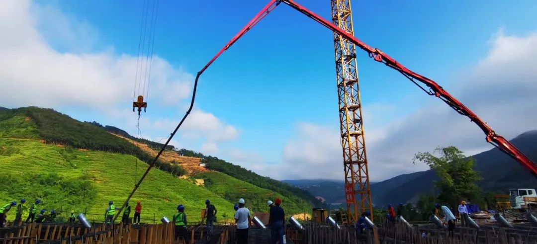 1668736708176897.jpg 2022-11-17-景洪市神秘谷瀾滄江特大橋江北6號塔邊跨現(xiàn)澆段主梁混凝土第一次澆筑順利完成.jpg