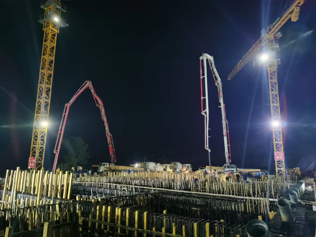 1668736717593118.jpg 2022-11-17-景洪市神秘谷瀾滄江特大橋江北6號塔邊跨現(xiàn)澆段主梁混凝土第一次澆筑順利完成1.jpg