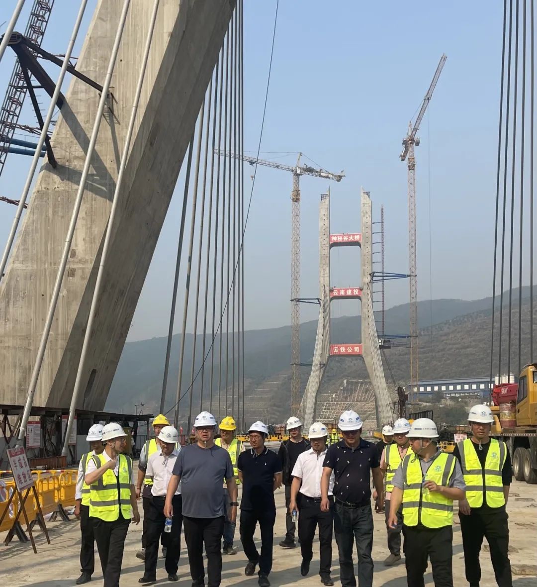 2023-4-2-集團(tuán)總工程師張輝到景洪神秘谷瀾滄江大橋項目調(diào)研.jpg