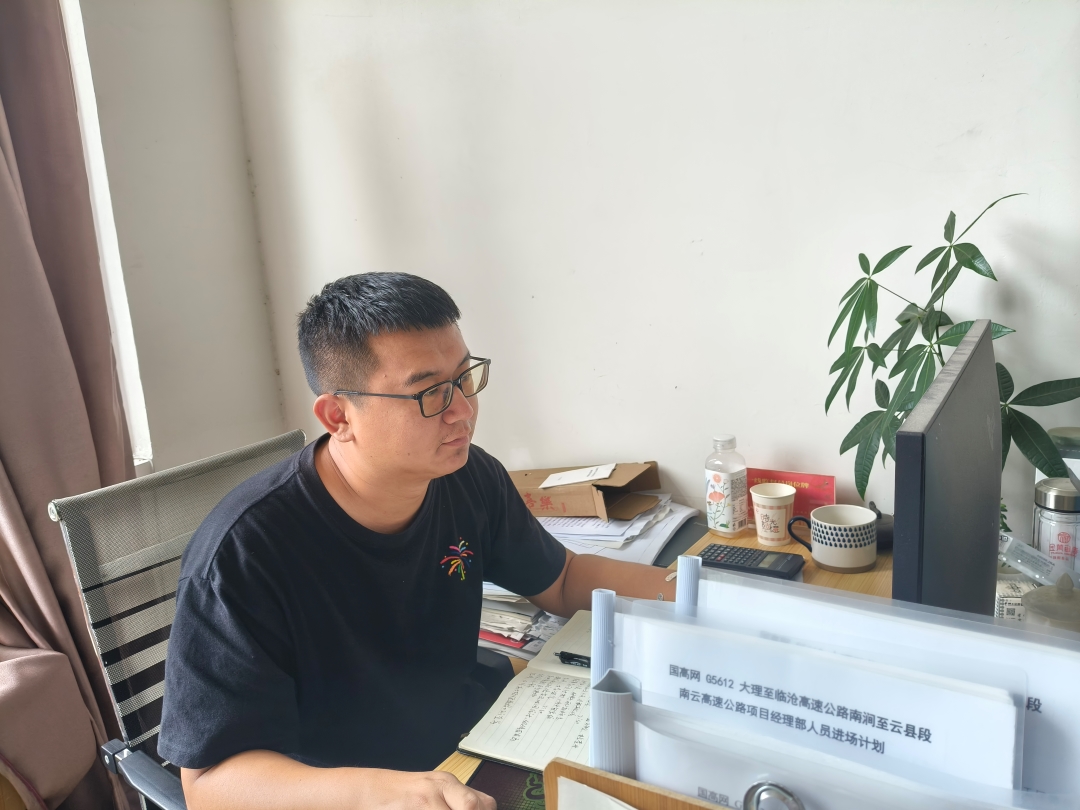 1765415757767002.jpg 南云項(xiàng)目部青年在開(kāi)展計(jì)量工資—郭李強(qiáng) (2).jpg